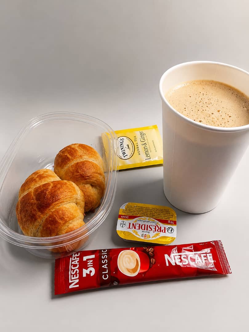 Nescafé Classic avec croissants au beurre accompagner d'une touche de beurre